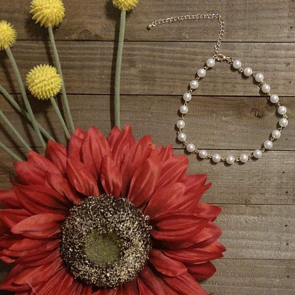 Faux gold and pearl choker necklace